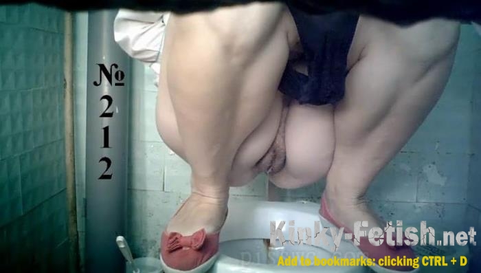 womens room peeing voyeur